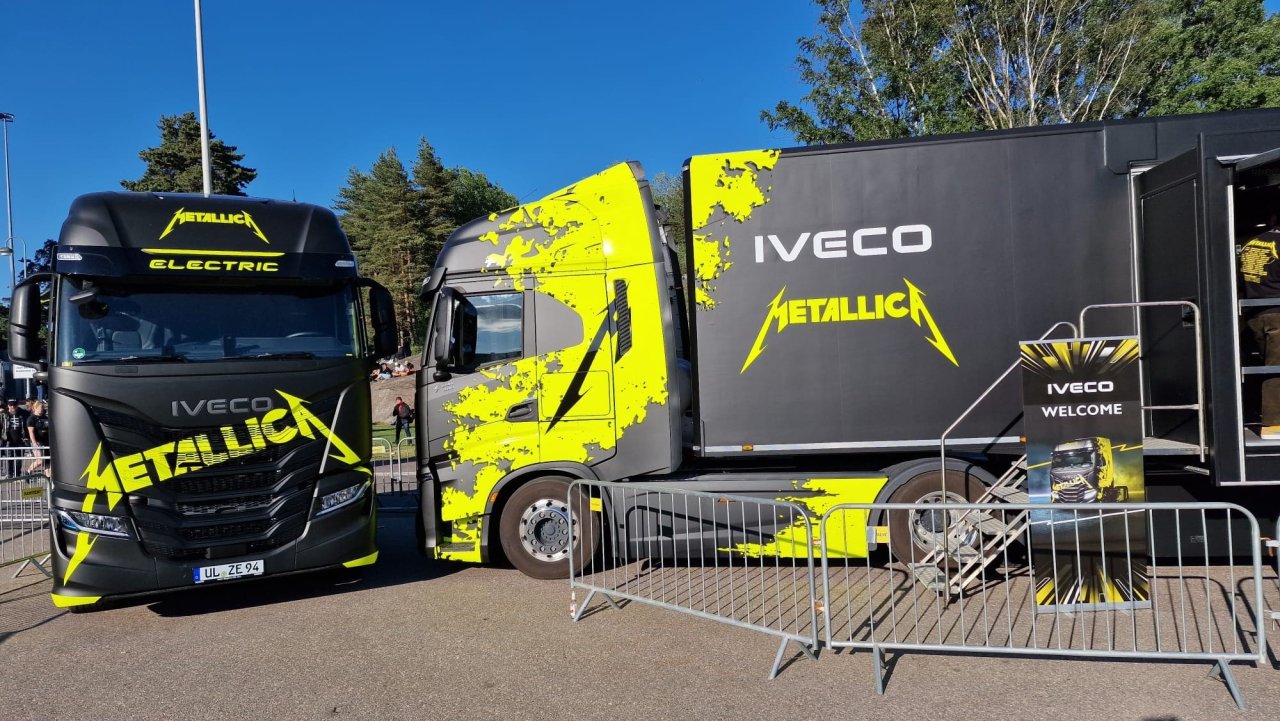 kuvassa kaksi Metallican sähkörekkaa