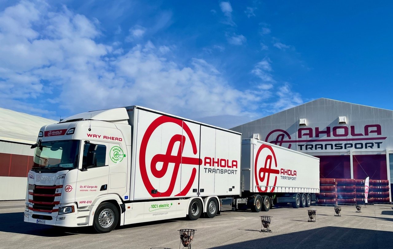 Kuva tapahtumasta, kuvassa rekka