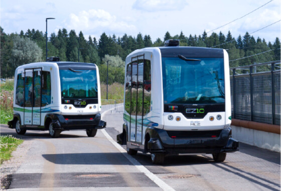 kaksi robottibussia liikenteessä.