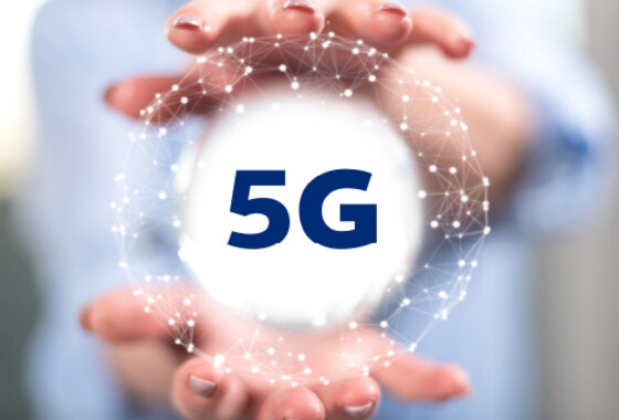 5G-tunnus käsien välissä.