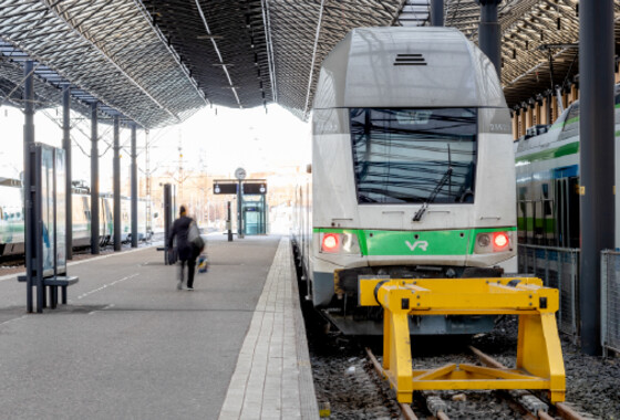 Juna pääteraiteella Helsingin rautatieasemalla.